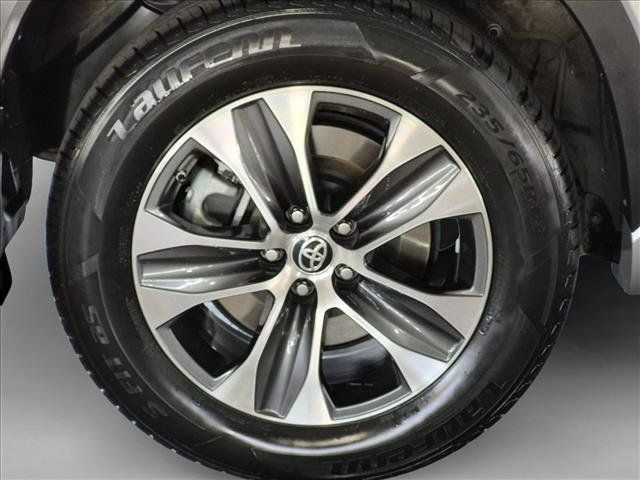 Used 2021 Toyota Highlander XLE AWD/4WD image 23