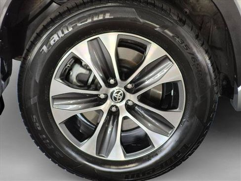 Used 2021 Toyota Highlander XLE AWD/4WD image 23