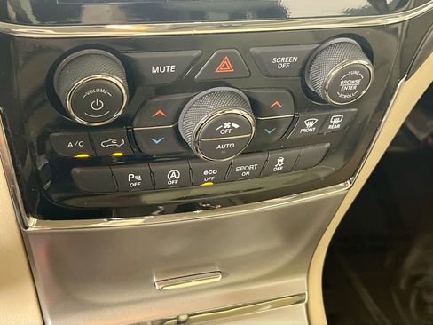 Used 2022 Jeep Grand Cherokee Laredo E image 16