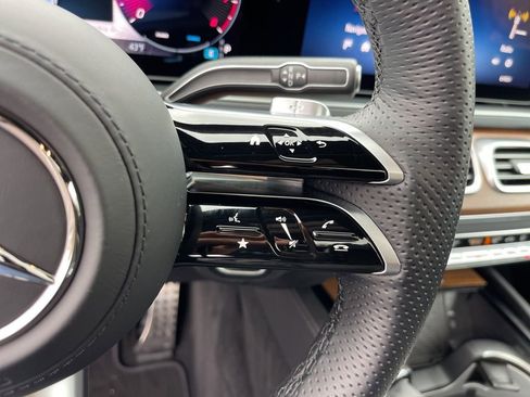 Used 2025 Mercedes-Benz GLS 580 4MATIC image 19