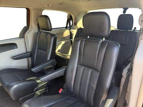 Used 2013 Chrysler Town & Country Touring image 13