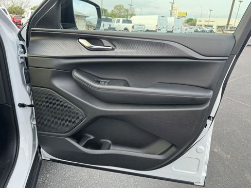 Used 2025 Jeep Grand Cherokee Altitude AWD/4WD image 35