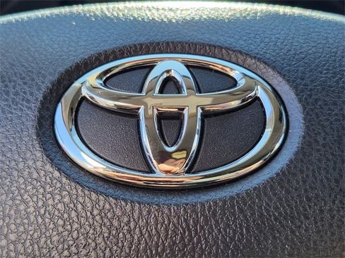 Used 2020 Toyota Camry XLE image 30