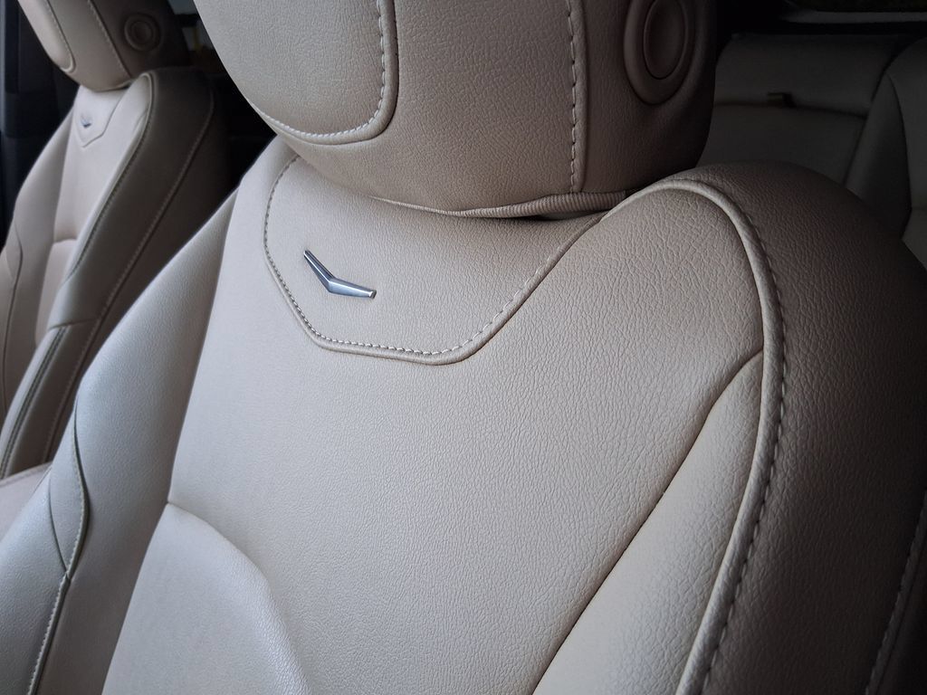 Used 2024 Cadillac XT4 Luxury w/ LPO, Floor Liner Package FWD image 20