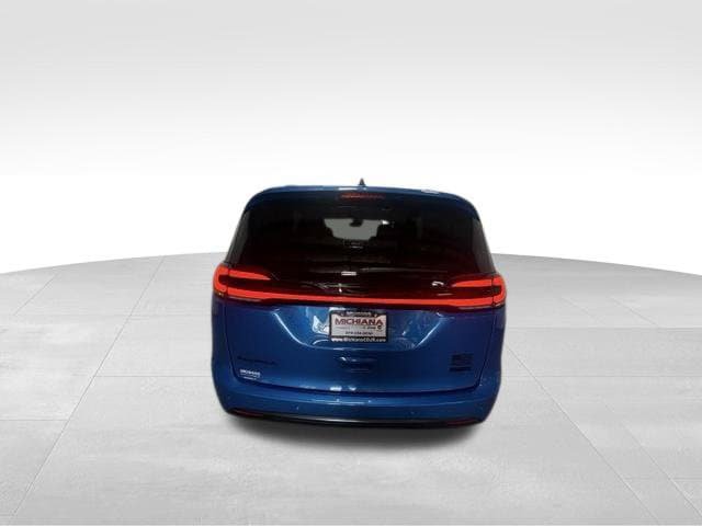 New 2027 Chrysler Pacifica Select FWD image 7