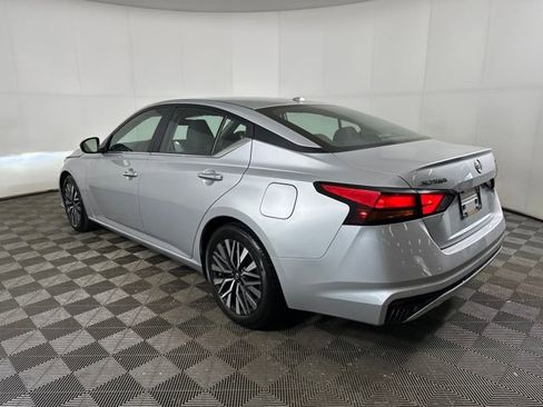 Used 2024 Nissan Altima 2.5 SV image 5