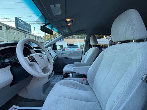 Used 2013 Toyota Sienna LE image 21
