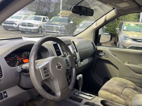 Used 2017 Nissan Frontier SV image 10