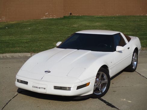 Used 1996 Chevrolet Corvette Coupe image 2