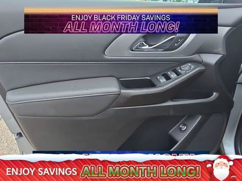 Used 2023 Chevrolet Traverse LT image 15