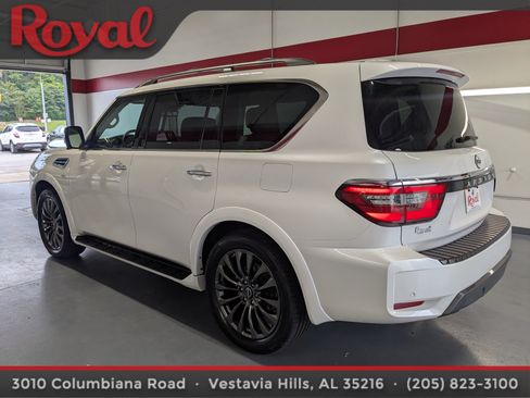 Used 2022 Nissan Armada Platinum w/ Captain's Chairs Package RWD image 2