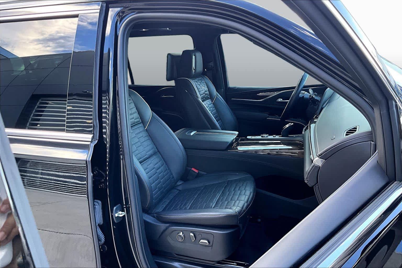 Used 2023 Cadillac Escalade ESV Premium Luxury Platinum AWD/4WD image 9