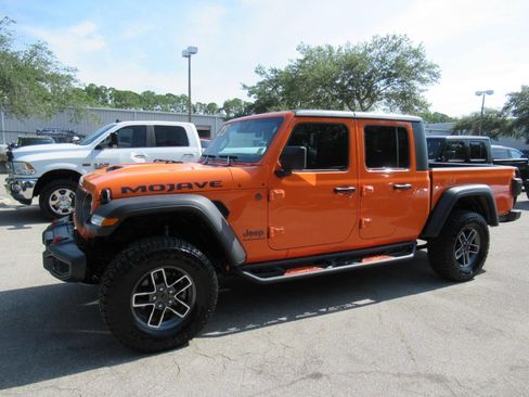 Certified 2025 Jeep Gladiator Mojave w/ Convenience Group AWD/4WD image 5