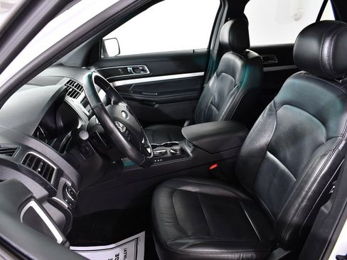Used 2017 Ford Explorer XLT w/ Equipment Group 202A image 6