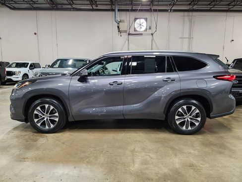 Used 2021 Toyota Highlander XLE FWD image 7