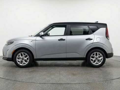 Used 2025 Kia Soul LX w/ LX Technology Package image 5