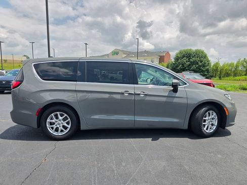 Used 2023 Chrysler Pacifica Touring-L FWD image 9