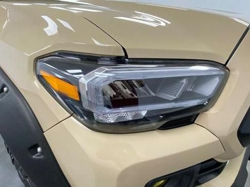 Used 2017 Toyota Tacoma TRD Off-Road w/ Tow Package AWD/4WD image 10