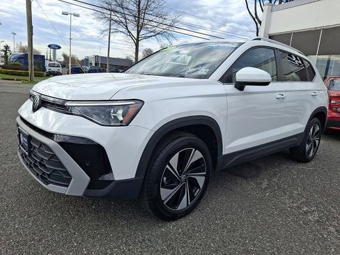 Used 2025 Volkswagen Taos SE image 3