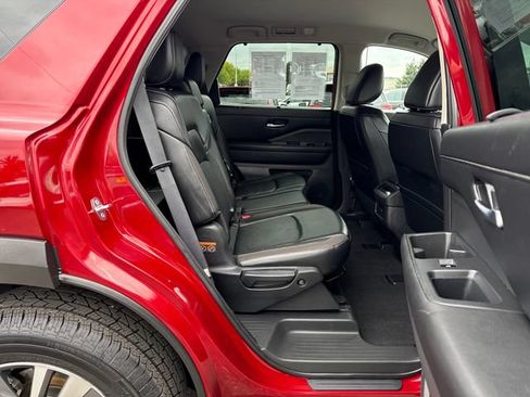 Used 2023 Nissan Pathfinder SL AWD/4WD image 10