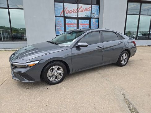 Used 2025 Hyundai Elantra SE FWD image 3