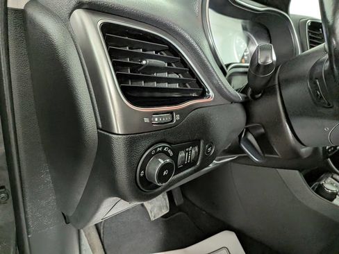 Used 2019 Jeep Cherokee Limited AWD/4WD image 18
