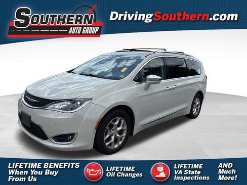 Used 2017 Chrysler Pacifica Limited FWD image 1