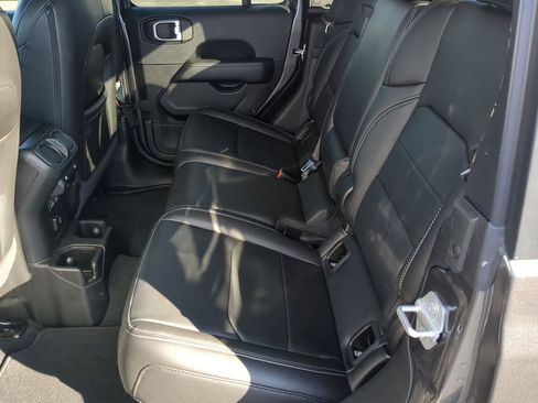 Used 2022 Jeep Gladiator Overland w/ Popular Equipment Package image 14