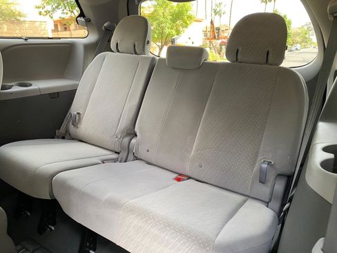 Used 2020 Toyota Sienna LE w/ LE Preferred Package image 39