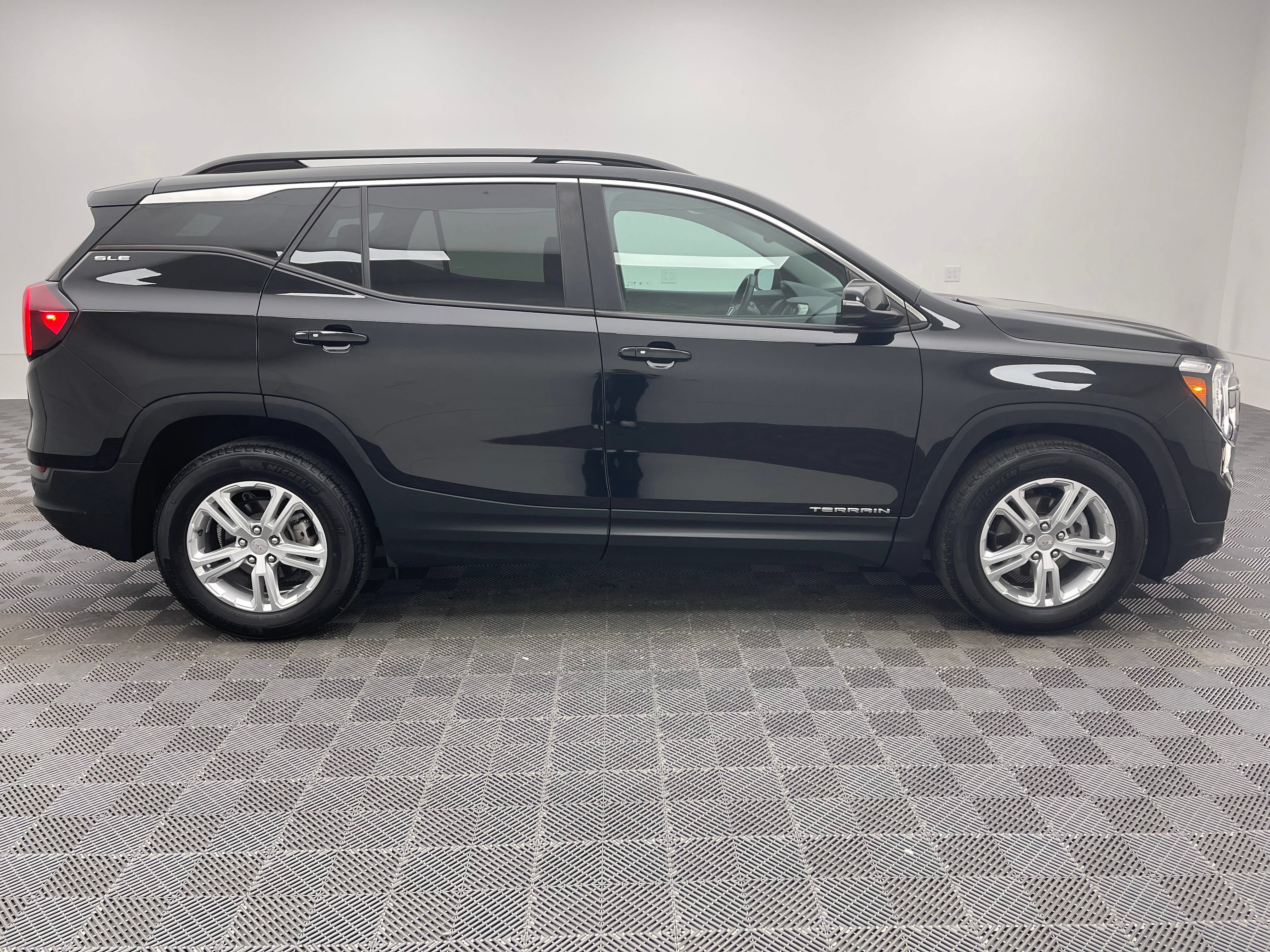 Used 2022 GMC Terrain SLE w/ Driver Convenience Package FWD image 7
