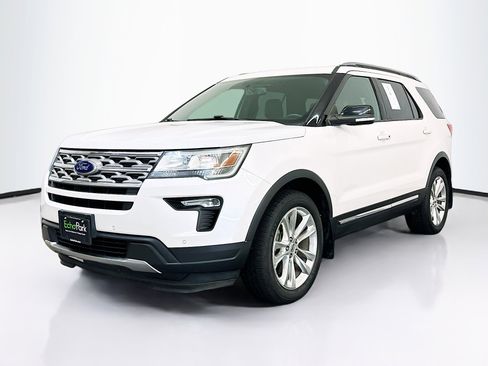 Used 2018 Ford Explorer XLT w/ Equipment Group 202A AWD/4WD image 3