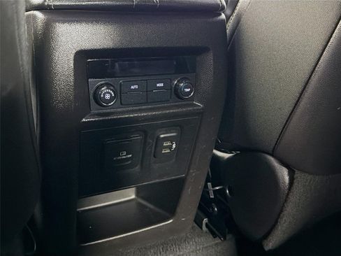 Used 2022 Chevrolet Traverse LT w/ LT Premium Package AWD/4WD image 27