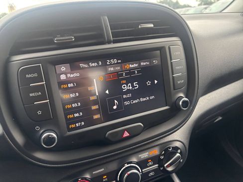 Used 2025 Kia Soul LX w/ LX Technology Package FWD image 19