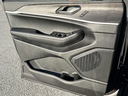 New 2025 Jeep Grand Cherokee Limited w/ Luxury Tech Group II image 18