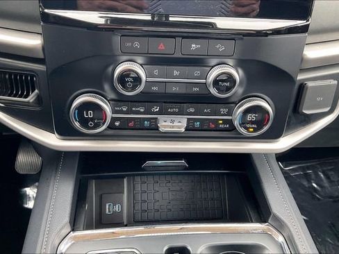 Used 2024 Ford Expedition XLT image 32