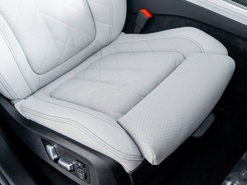 Used 2025 BMW X5 M60i w/ Premium Essential Package image 30