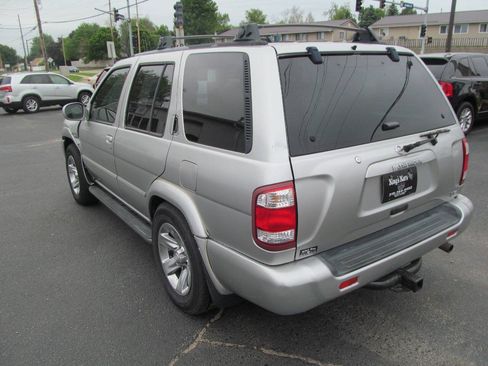 Used 2004 Nissan Pathfinder LE Platinum RWD image 3