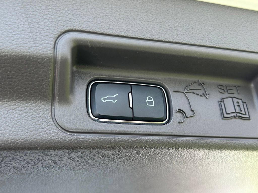 Used 2020 Ford Explorer Platinum w/ Premium Technology Package AWD/4WD image 47