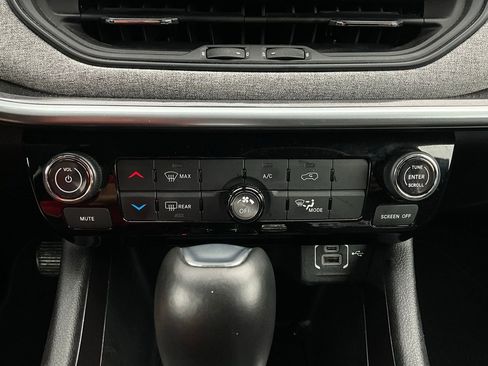 Used 2025 Jeep Compass Latitude image 27