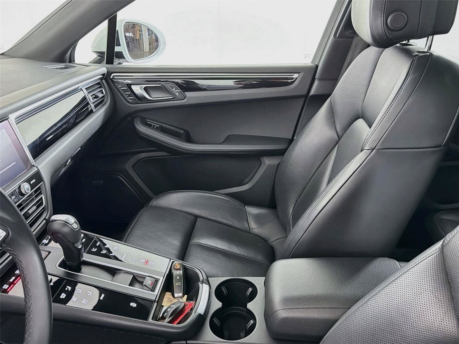 Certified 2022 Porsche Macan AWD/4WD image 30