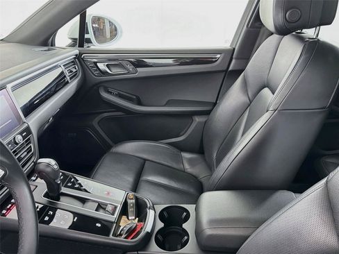 Certified 2022 Porsche Macan AWD/4WD image 30