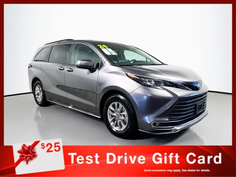 Used 2024 Toyota Sienna XLE image 1