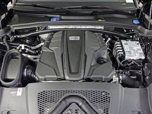 Certified 2026 Porsche Macan S image 40