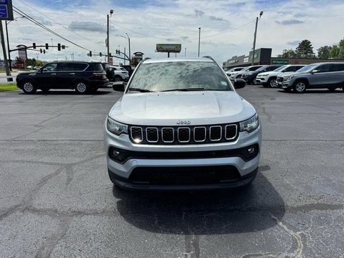 Used 2024 Jeep Compass Latitude AWD/4WD image 3