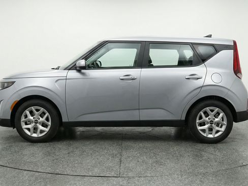 Used 2025 Kia Soul LX w/ LX Technology Package FWD image 5