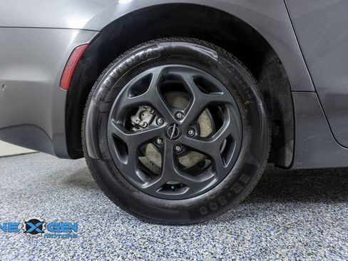 Used 2021 Chrysler Pacifica Limited w/ Uconnect Theater Family Group FWD image 43