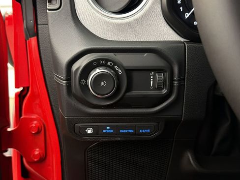 Used 2025 Jeep Wrangler Unlimited Sahara w/ Safety Group AWD/4WD image 27