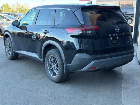 Used 2023 Nissan Rogue S image 2