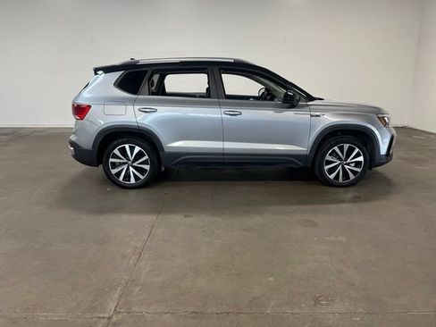 Used 2023 Volkswagen Taos SE AWD/4WD image 2