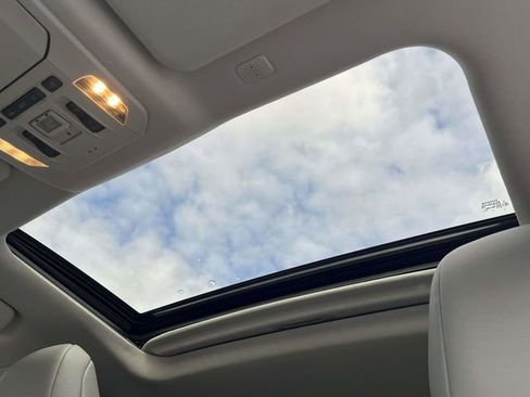 Used 2021 Toyota Highlander XLE image 14